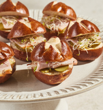 Mini Laugen con Jamón y Pickles