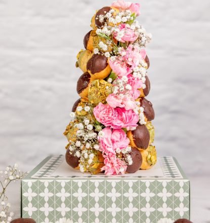 Torre de profiteroles mixtos c/claveles