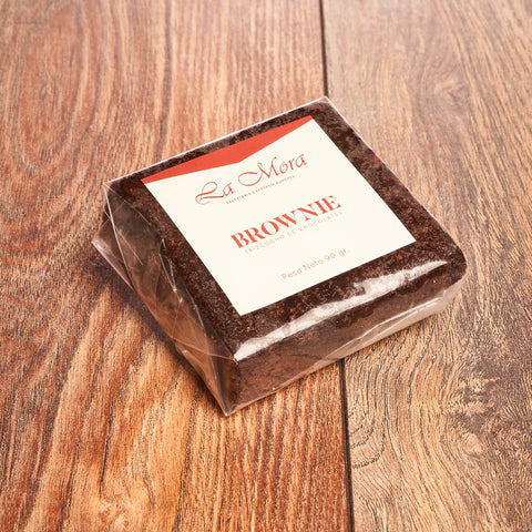 Bizcocho de chocolate con nueces, crujiente por fuera y tierno y jugoso en su interior. Delivery.